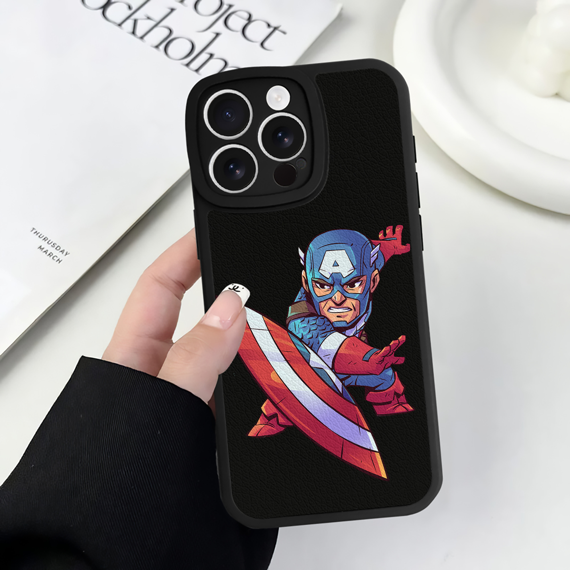 （画像用） アベンジャーズ The Avengers 【iPhone 16シリーズ対応】シリコンスマホケース（レザー調） 材質：シリコン